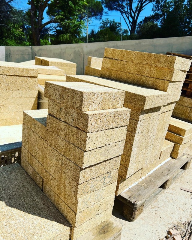 Construire une crèche en pierre massive de construction dans le Gard