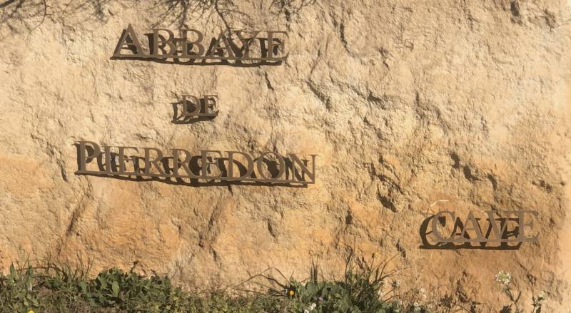 Pierredon en pierre massive blanche à Mouriès