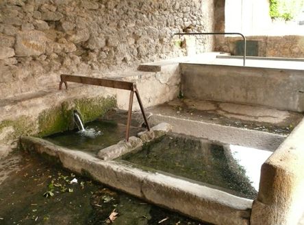Lavoir en pierre de Fontvieille à Nîmes