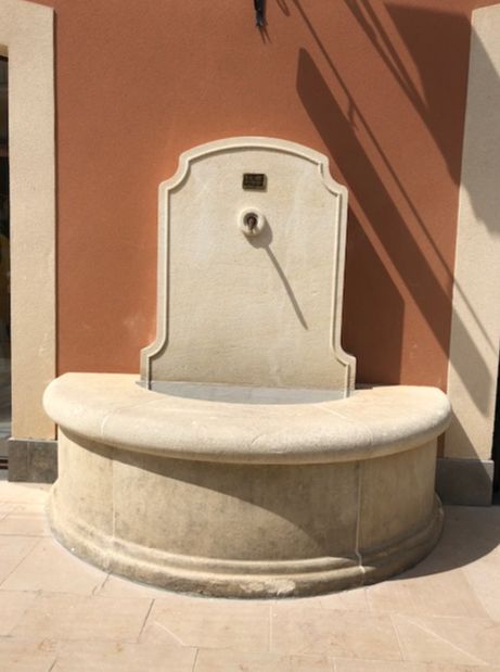 Fontaine en pierre blanche à Miramas
