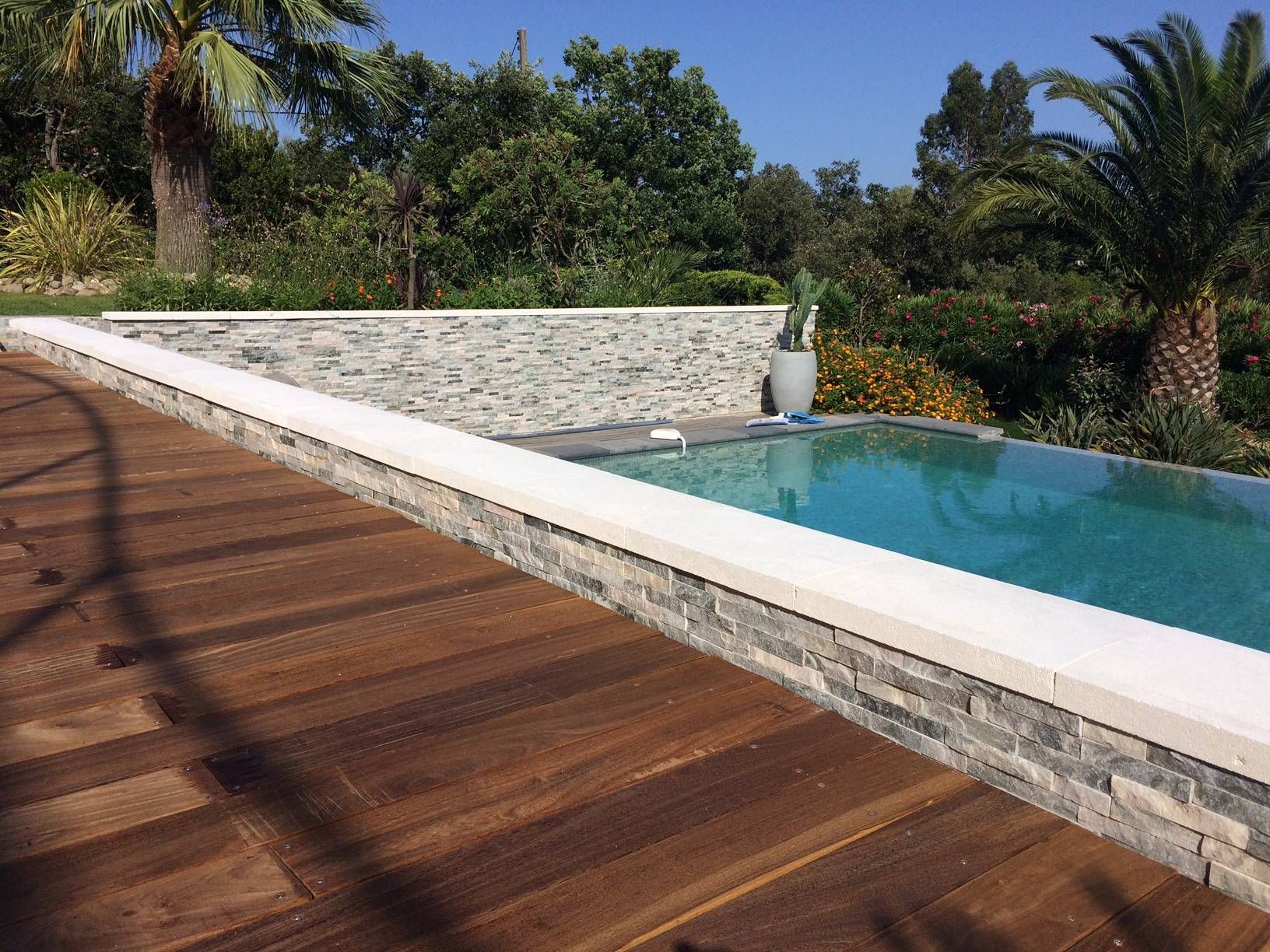 Bordure de piscine élégante en pierre d'Estaillades.