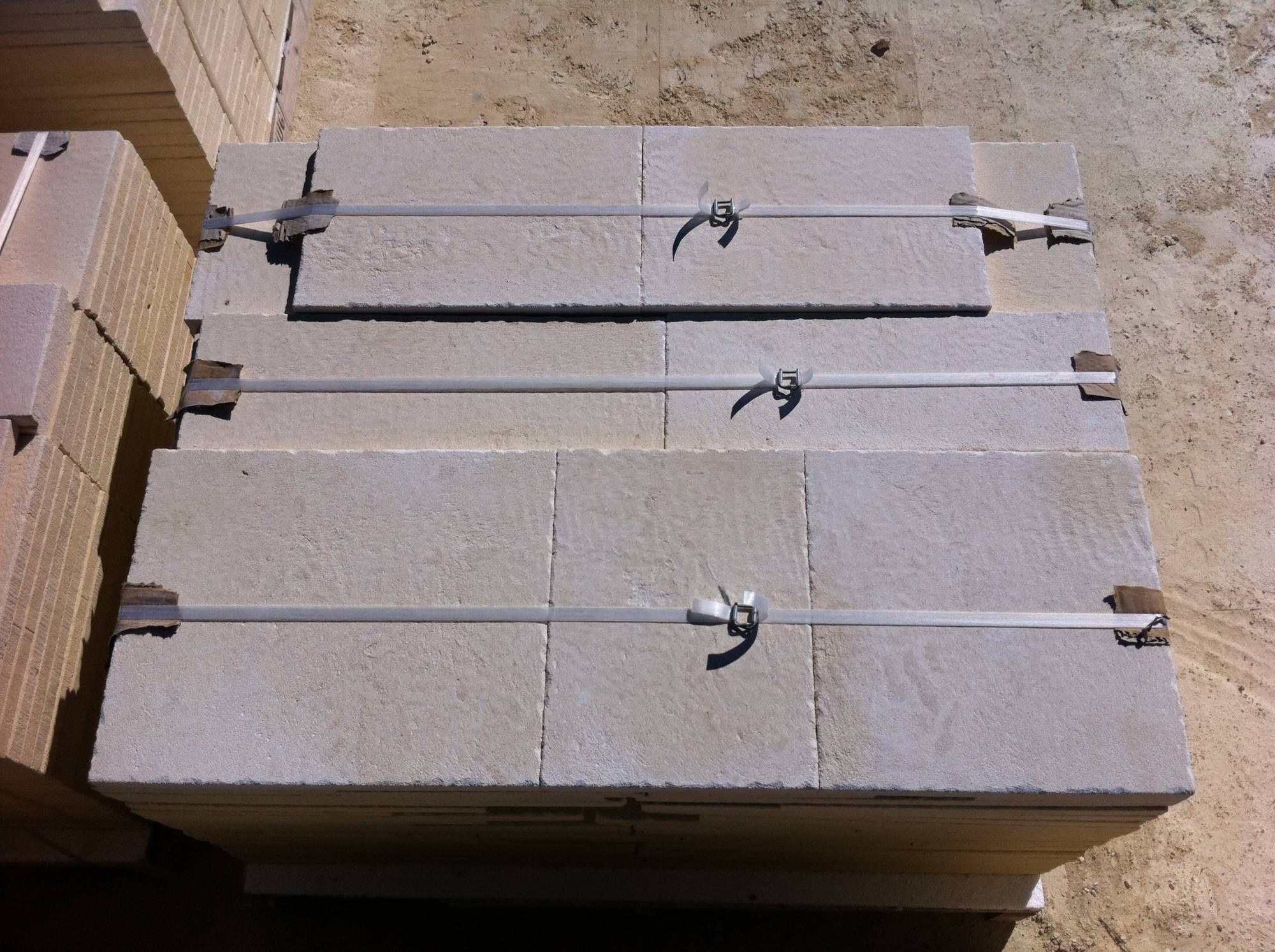 Dallage en pierre de provence vieillie finition brossée.