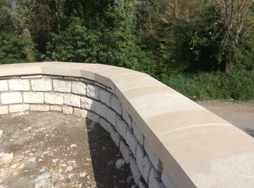 Margelles en pierre d'Estaillades aux Quais du Rhône