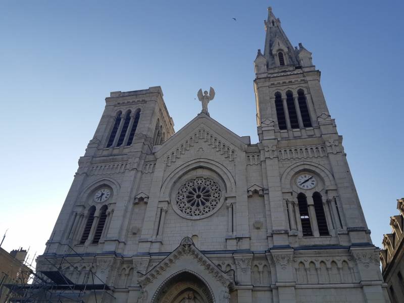 église en pierre naturelle