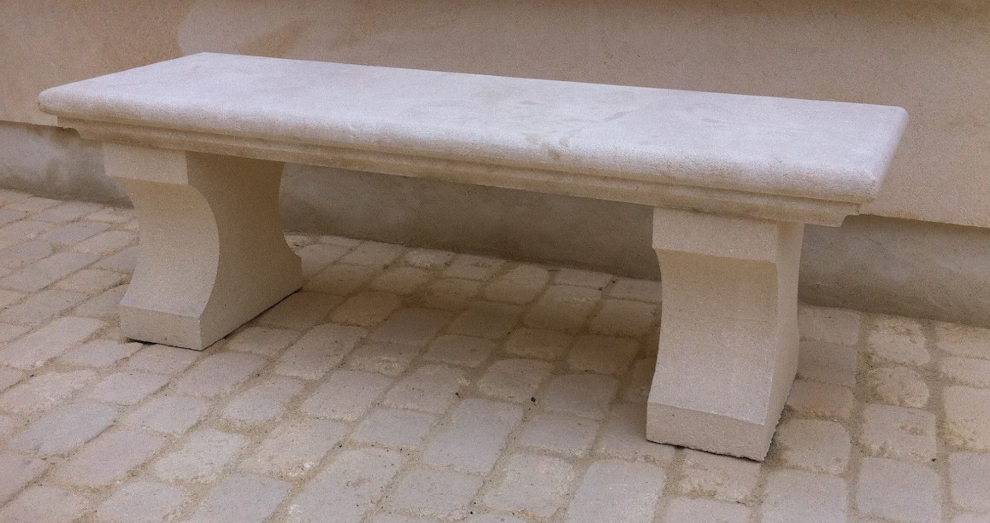 Banc en pierre massive