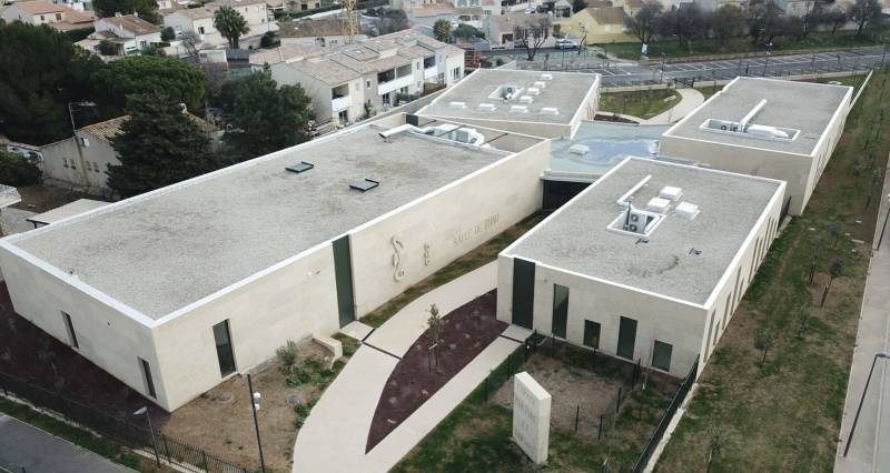 Centre culturel en pierre massive dans l'Hérault