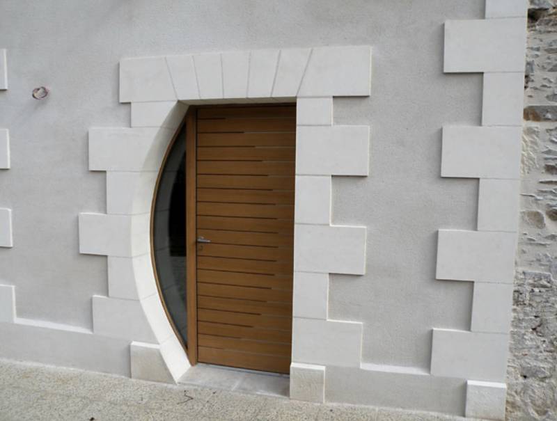 Cadran de porte en pierre blanche à Toulon 