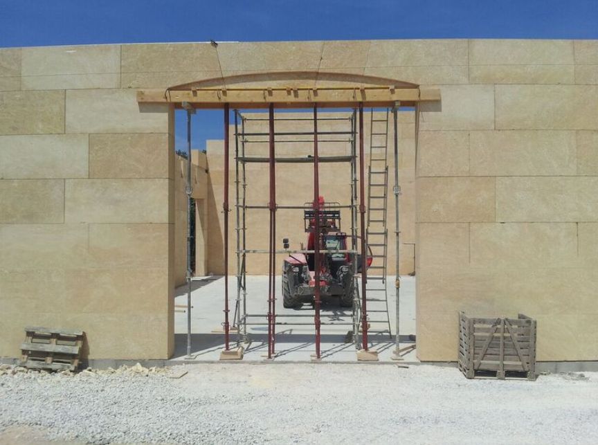 cave en pierre massive de Pont-du-Gard proche de Monptellier