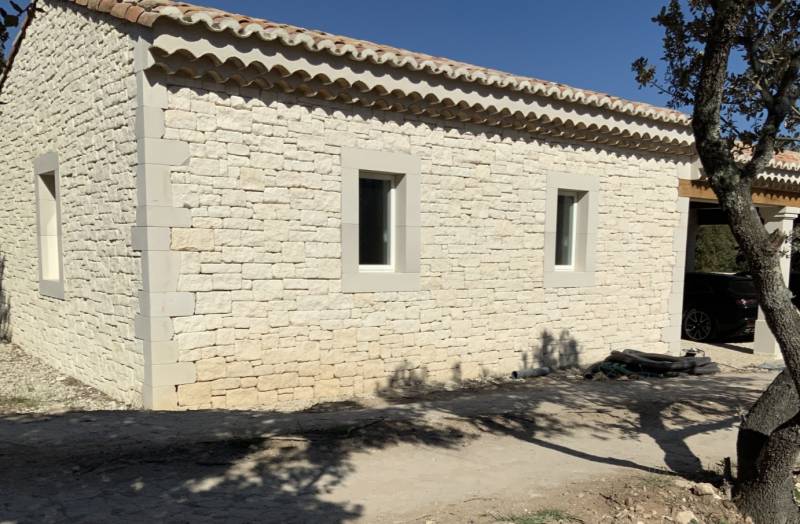 Contours de fenêtre en pierre naturelle à Marseille