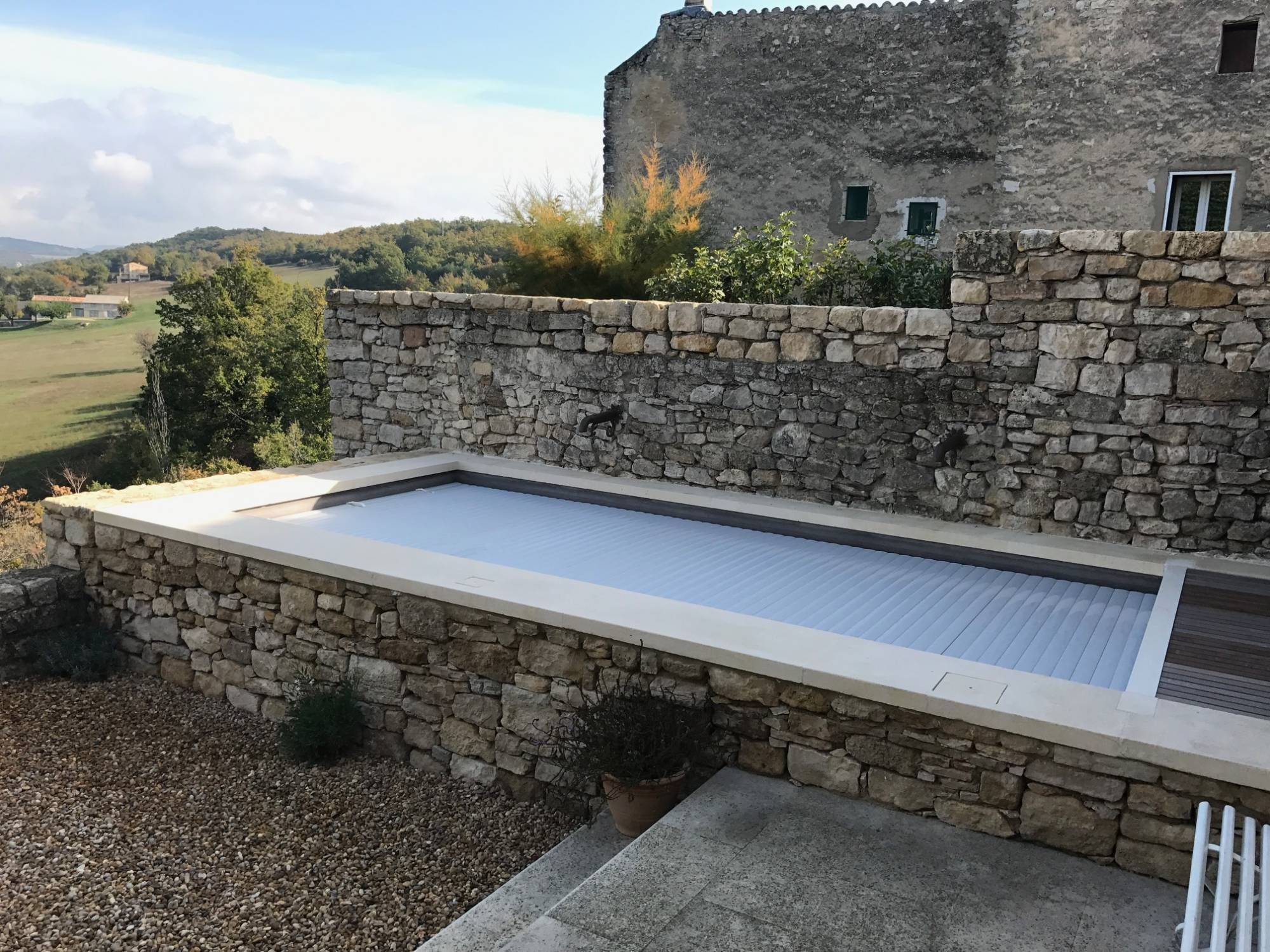 Margelles de piscine en pierre de construction massive