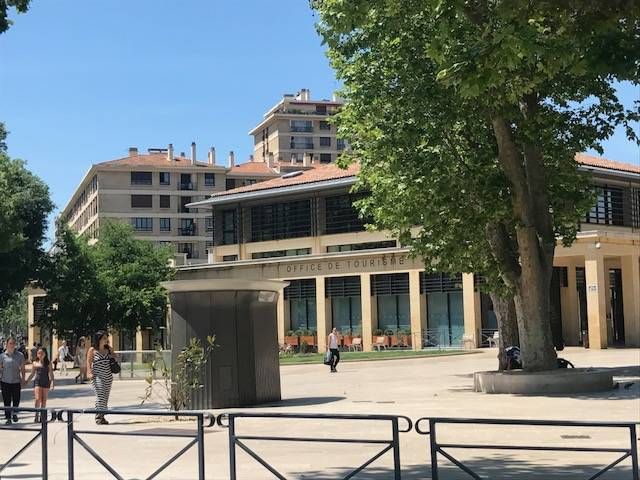 Mairie d'Aix-en-Provence en pierre de Vers 